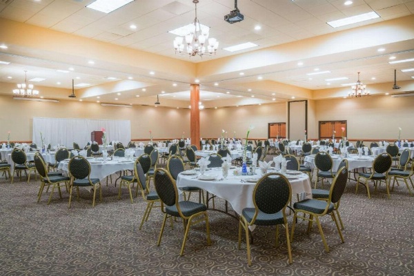 Ramada Tropics Resort & Conf Center by Wyndham Des Moines image 8